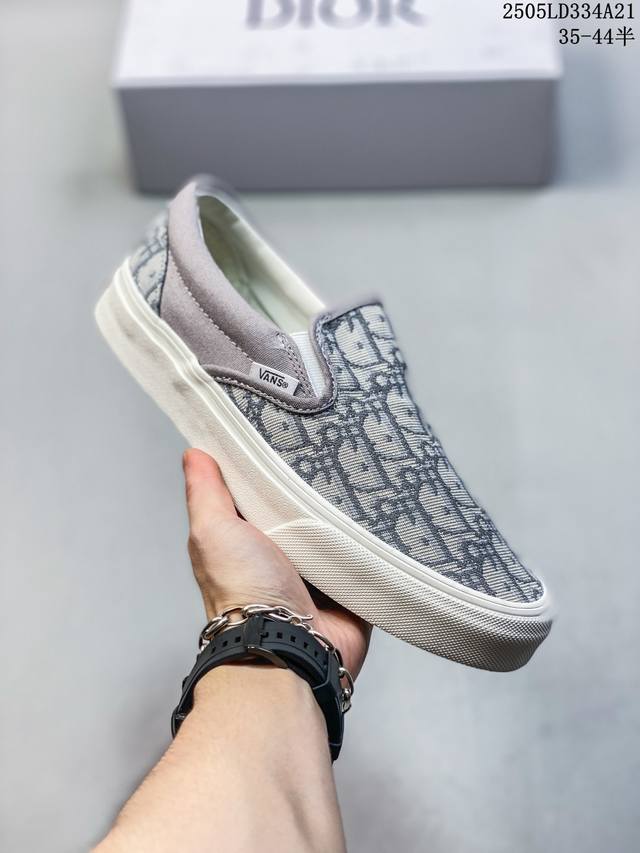 vans X Dior 联名一脚蹬 高级灰来报道 vans Aut 迪奥独家重磅释出 这个岩石灰太绝了 非常非常高级 Dior标志性的老花刺绣立体感很强 普通中