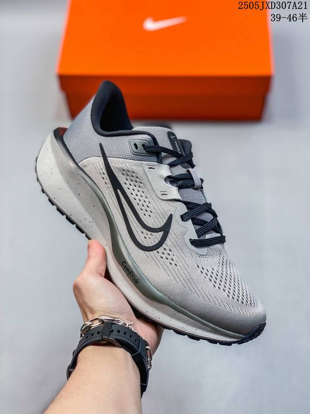 公司级Nike Quest 6极速6代网面透气 时尚休闲跑步鞋 简约高科技设计采用多层材料 为双足带来凉爽感受和稳固体验时尚鞋面搭配中足包覆设计 提供稳固贴合感