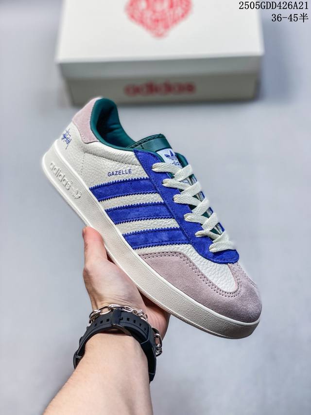 海外爆款限量发 高端定制 Ad Gazelle Indoor Trainers 斯图西联名---灰白蓝 原厂定制长毛翻毛皮组合环保纤维革鞋面材质 内置环保海玻璃