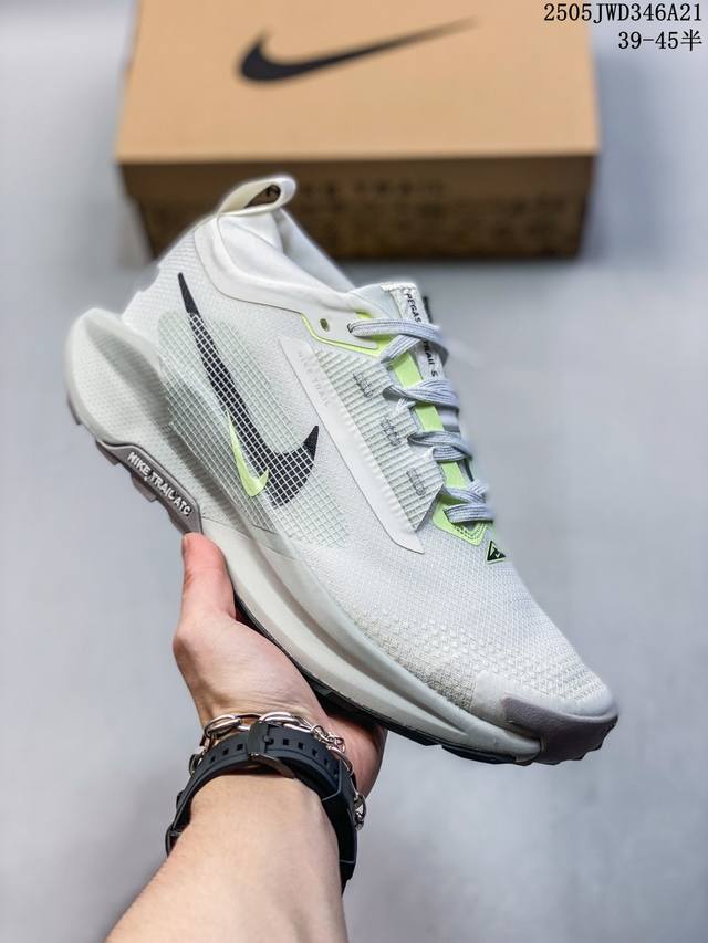 耐克Nike Reactx pegasus Trail 5 gtx 越野跑步鞋 登月兼顾迅疾外观和稳固脚感 后跟覆面和中足动态支撑巧妙融合 缔造稳定顺畅的迈步体