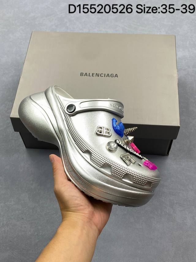 crocs X Balenciaga巴黎世家 厚底圆头 洞洞鞋 女款 银色 货号 720762 Wofow1000 尺码 35-39 编码 D15520526