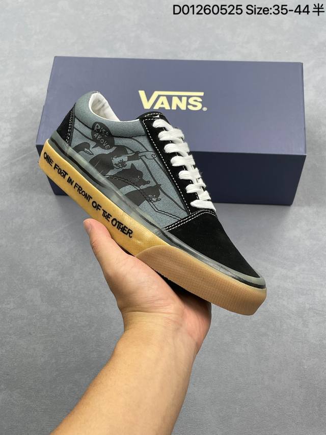 万斯 百搭休闲低帮运动滑板鞋 其实Style 36就是现在风靡潮流的Vans鞋款Old Skool的Og版本 历经岁月洗礼的复古风格 整体鞋型更加修长 鞋头更加