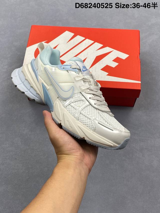 耐克Nike V2K Run跑步鞋复古风潮 网面透气运动鞋 灰银紧致的鞋面材质提供良好的包裹性鞋侧 Swoosh以及鞋头部分搭配增添不少亮点的镀铬细节鞋垫上印有