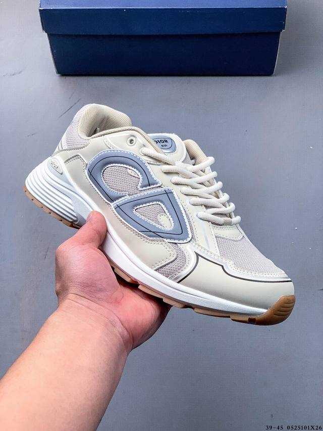dior 迪奥 B30 复古风透气百搭休闲鞋 b30运用了质感细腻的皮革与网眼布面材质拼接成鞋身 鞋身两侧贴有显眼的字母Cd表明身份 为Christian Di