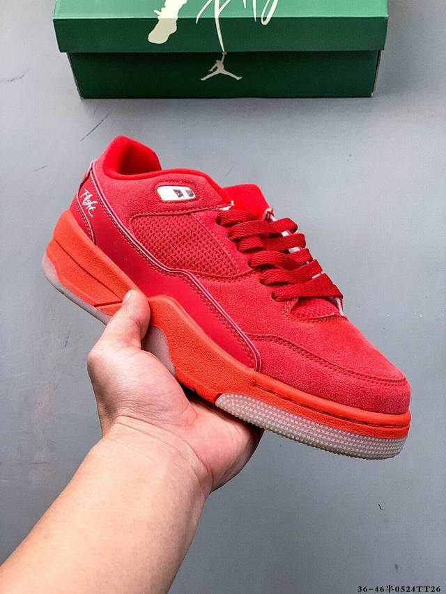 air Jordan Aj4 Rm 重制版低帮复古篮球鞋 实拍首发 采用了低帮的设计 并保留了众多Aj4的经典元素 鞋身以皮革 麂皮材质拼接打造 aj4经典的T
