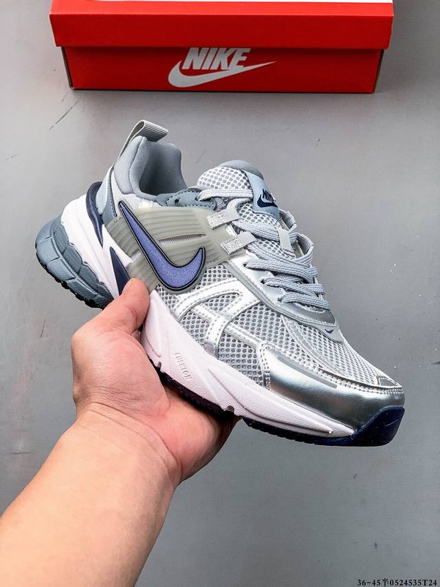耐克Nike V2K Run新款百搭休闲跑步鞋 复古风潮 网面透气 紧致的鞋面材质提供良好的包裹性 鞋侧 Swoosh以及鞋头部分搭配增添不少亮点的镀铬细节 鞋