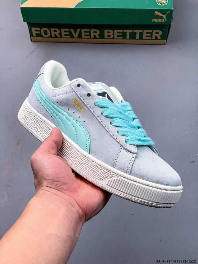 彪马puma Suede Xl 全新休闲板鞋 鞋身通体采用细腻的麂皮材质 厚实柔软 质感出众 鞋侧保留puma标志性跑道图案 侧面与后跟点缀金属色puma Lo