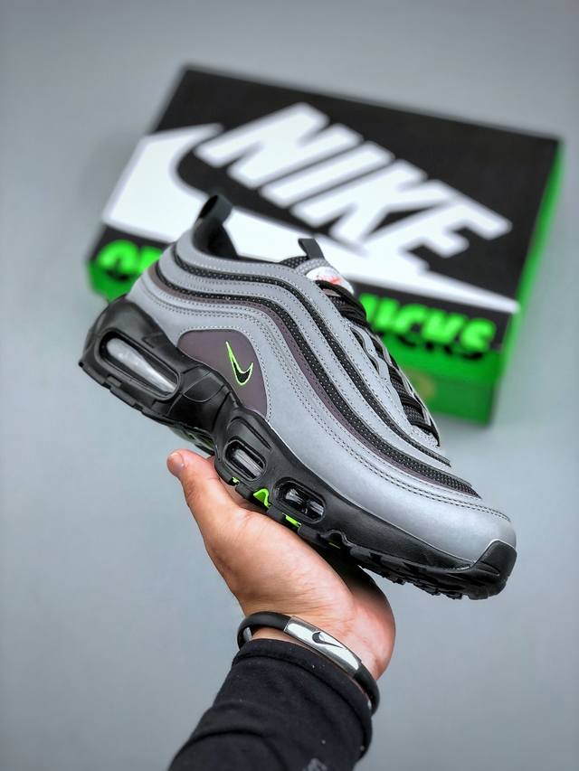 Air Max 95 97 Ducks Of A Feather Storm 全掌气垫运动鞋 黑色 拼接设计鞋口饰有双提鞋环正面系带 标志性 Swoosh 细节
