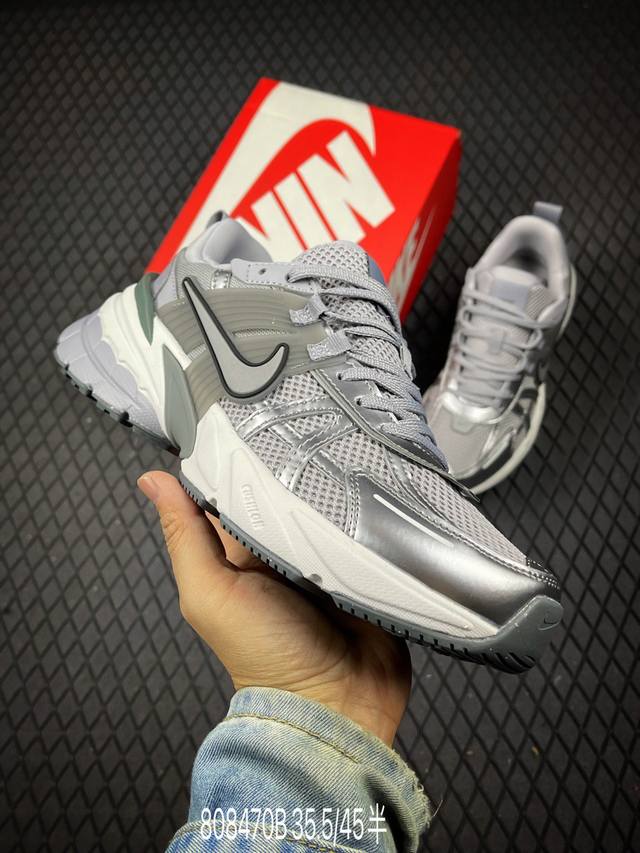 B Nike V2K Run 减震防滑复古低帮跑步鞋 Fd0736-008 #鞋款被命名为 Runtekk 设计上借鉴了 0 年的跑鞋风格 简练又有复古运动气质