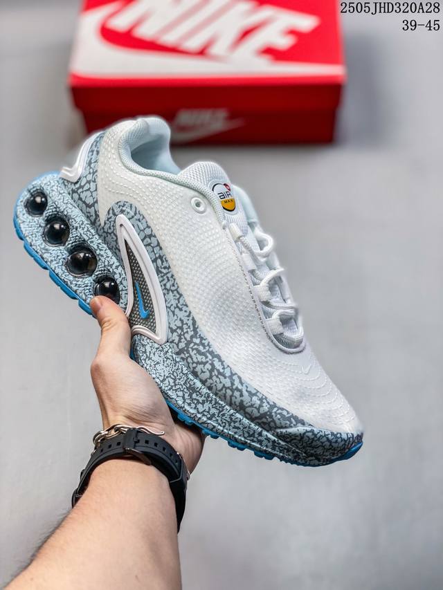 童鞋 Nike 耐克 Nike Air Max plus是Nike旗下另类鞋款的代表 Tn 它诞生于1996年 是第一款使用Tunedair气垫的跑鞋 其特点就
