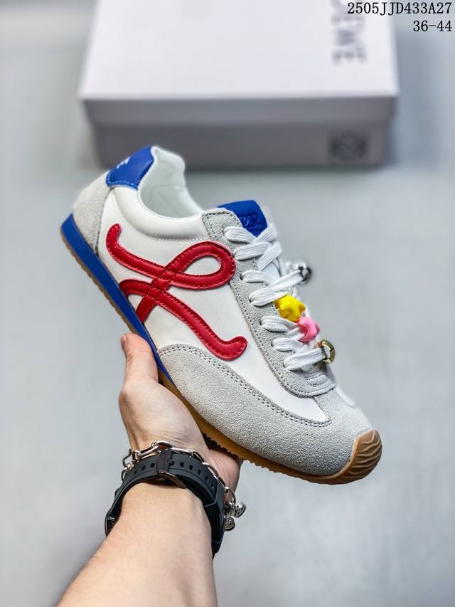 真标Loewe罗意威 Ballet Runner 2.0小牛皮 圆头系带 低帮 生活休闲鞋 罗意威全新版大头运动鞋Ballet Runner2.0 以其独特的设
