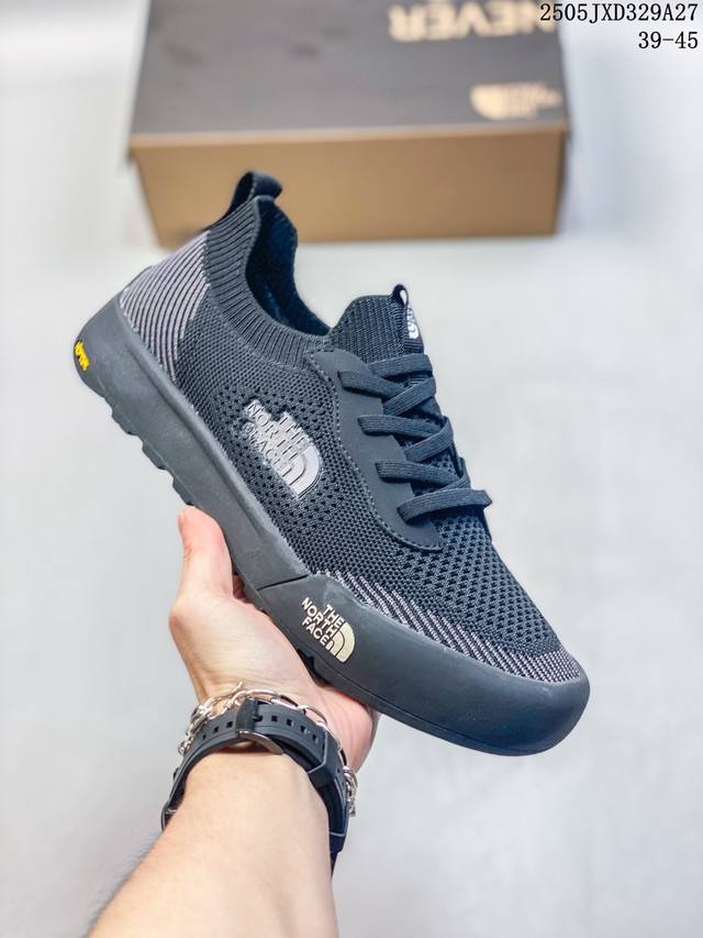 thenorthface北面一脚蹬袜子鞋 懒人鞋鞋面采用进口飞织弹力面 柔韧性和舒适性简直无法言喻 鞋底采用Md底 回弹减震效果 上脚像踩棉花糖 有效减少运动时