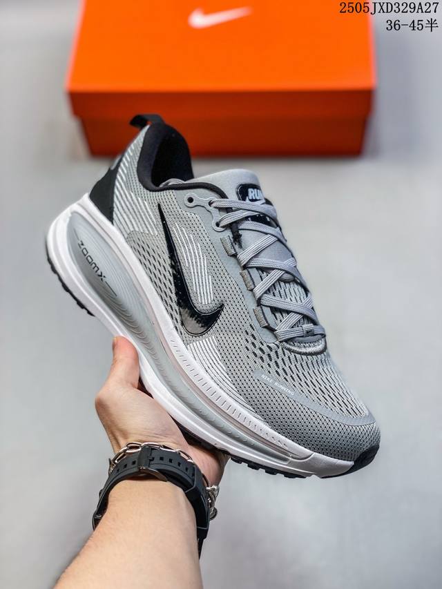 nike 耐克 佛莫罗18代系列 升级原楦原数据开发纸版 采用科技织法轻盈织物合成鞋面材质 足底搭载 Zoomx 缓震配置 Cushlon 3.0混合泡棉中底缓