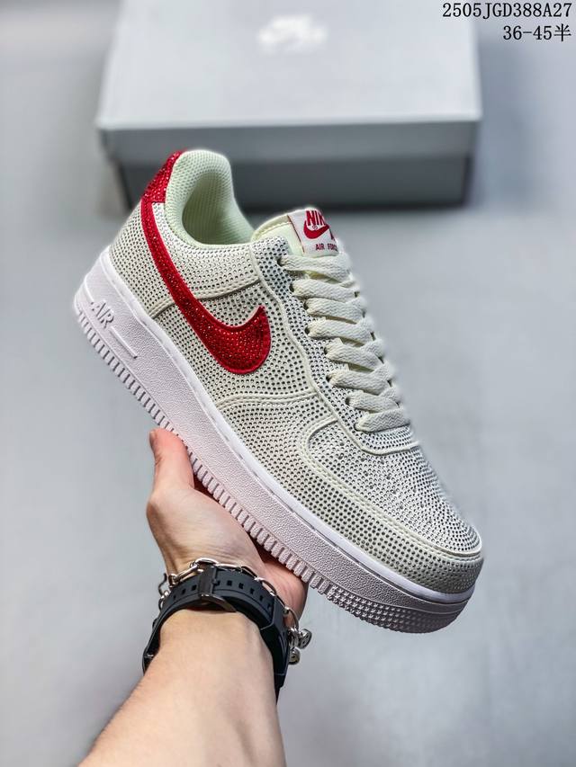 公司带半码 耐克Nike Air Force 1 07 空军一号低帮百搭休闲运动板鞋 柔软 弹性十足的缓震性能和出色的中底设计 横跨复古与现代的外结合 造就出风