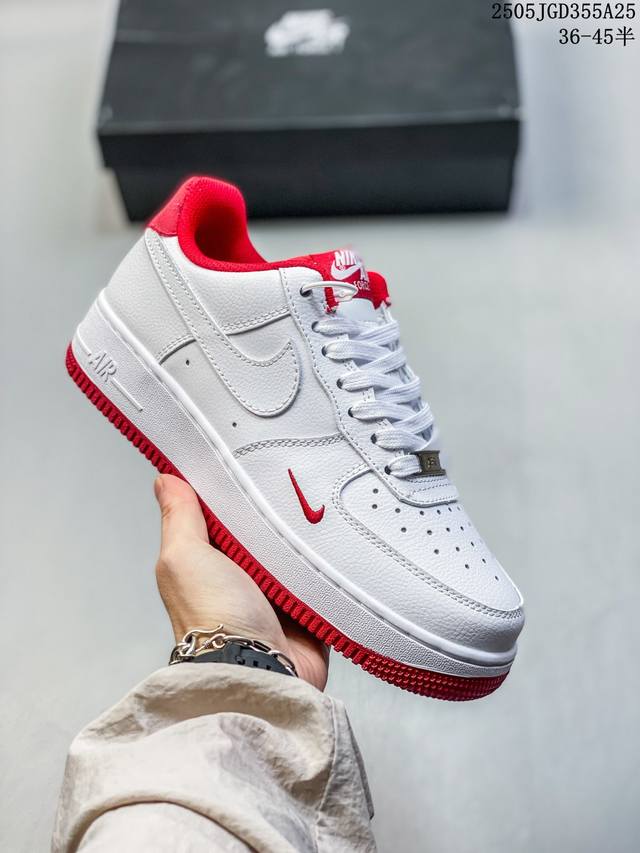 公司带半码 耐克Nike Air Force 1 07 空军一号低帮百搭休闲运动板鞋 柔软 弹性十足的缓震性能和出色的中底设计 横跨复古与现代的外结合 造就出风