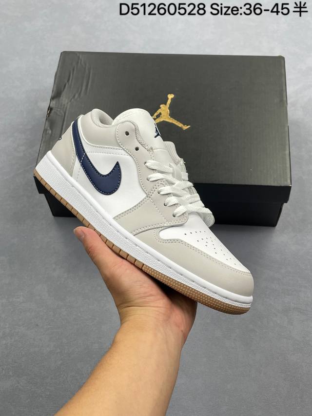 air Jordan 1 Low 低帮 灰白蓝 Aj1 乔丹1代 Aj1 乔1 低邦 白灰蓝 男女同款 乔丹篮球鞋系列 鞋身整体以米白色皮革打造 搭配灰色皮革框