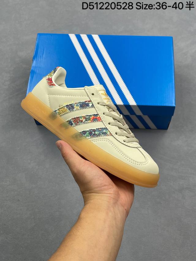 Adidas Originals Gazelle Indoor 三叶草休闲防滑耐磨低帮板鞋 鞋头出色设计 塑就出众贴合感 稳固的后跟贴合足部曲线设计 软弹舒适