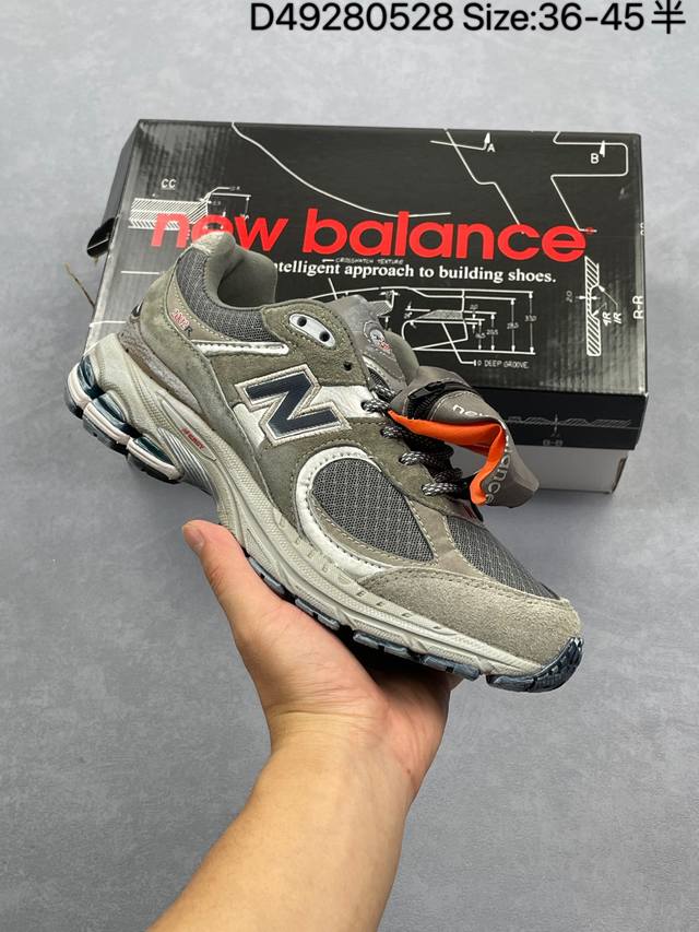 new Balance 2R 跑鞋 沿袭了面世之初的经典科技 以 Encap 中底配以升级版 N-Ergy 缓震物料 鞋面则采用特色的柔软麂皮搭以 New Ba
