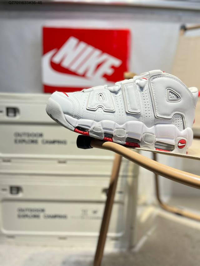 nk Air More Uptempo 96 Slide 皮蓬 以流行于街头的涂鸦文化为设计灵感 整体的设计风格夸张而充满魅力 厚实而充满质感的皮质鞋面两侧印刻