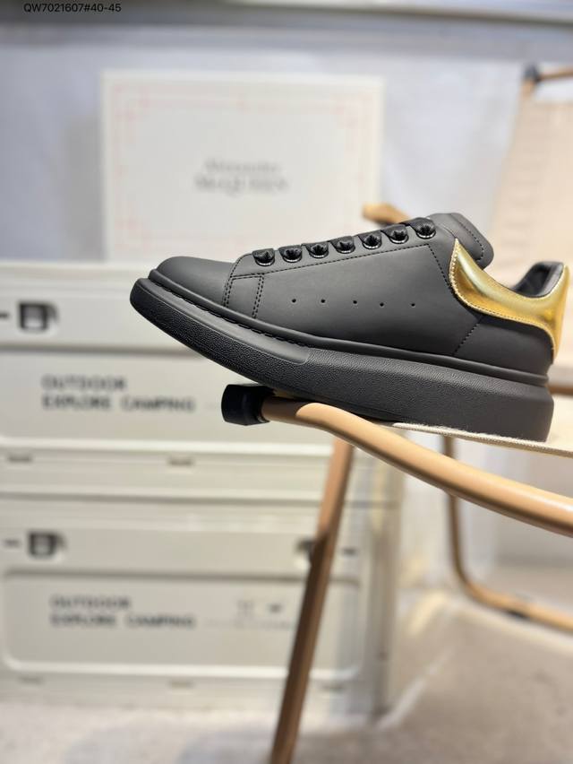 alexander Mcqueen 麦昆 亚历山大麦昆亚历山 大盒包装 Ss春夏首发 时尚代表的小姐姐 肯定要走在时尚的风口 鞋子独特的个性增加十足的魅力 上脚