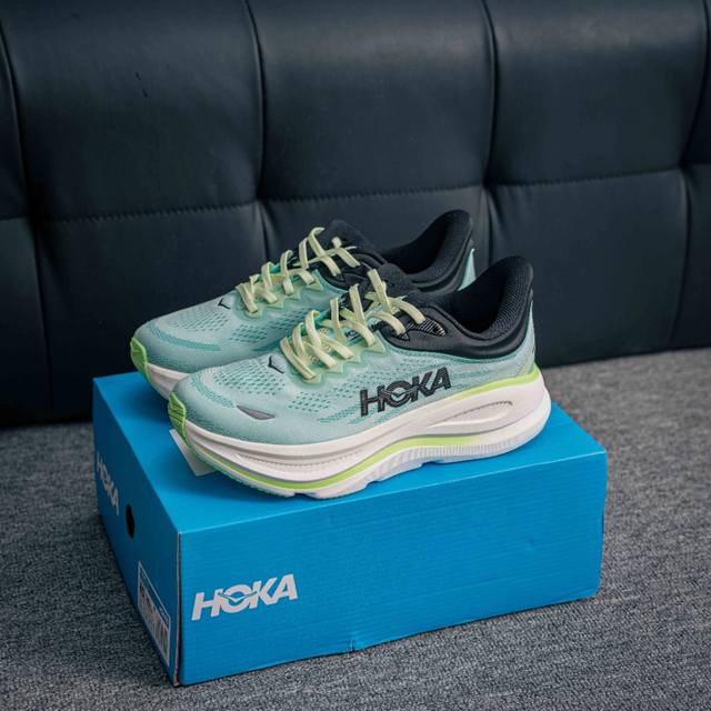 核心私 hoka M Bondi 9全新配色 这个品牌来自于新西兰的毛利语 Hoka表示大地 One One表示飞越 连起来就是飞越地平线 One One不是读