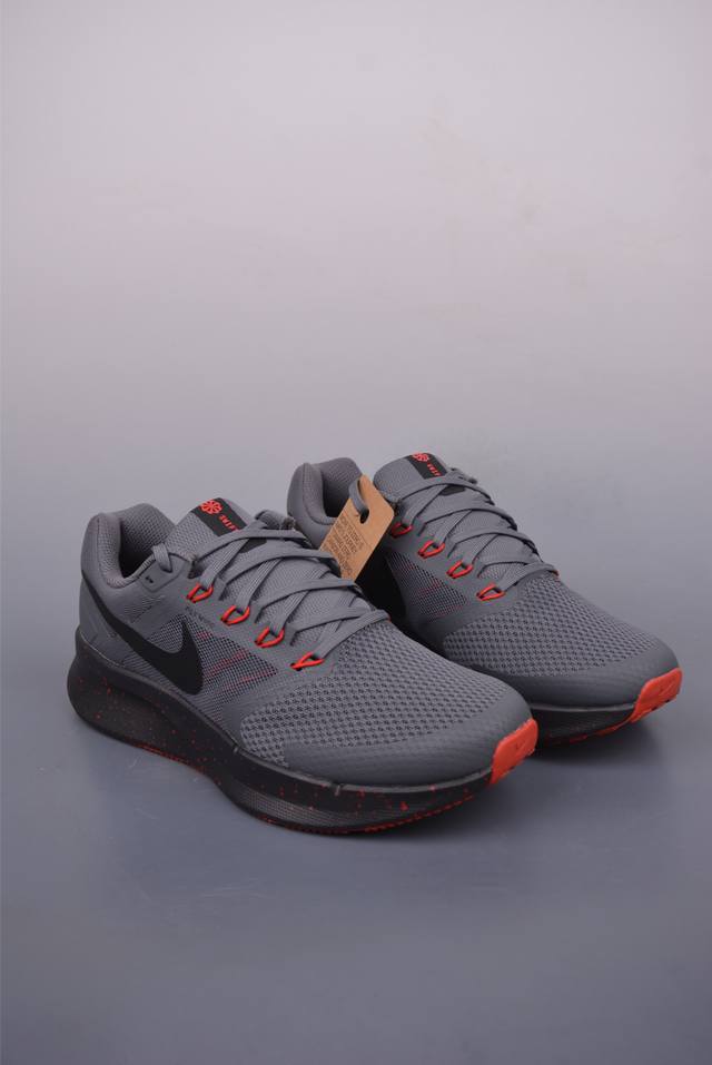 nike Run Swift 3 短跑运动鞋 跑步鞋专为短距离跑步设计 经典版型焕新升级 透气稳固 鞋面在鞋口和鞋舌区域搭配经典接触点设计 易于穿脱 融入网眼布