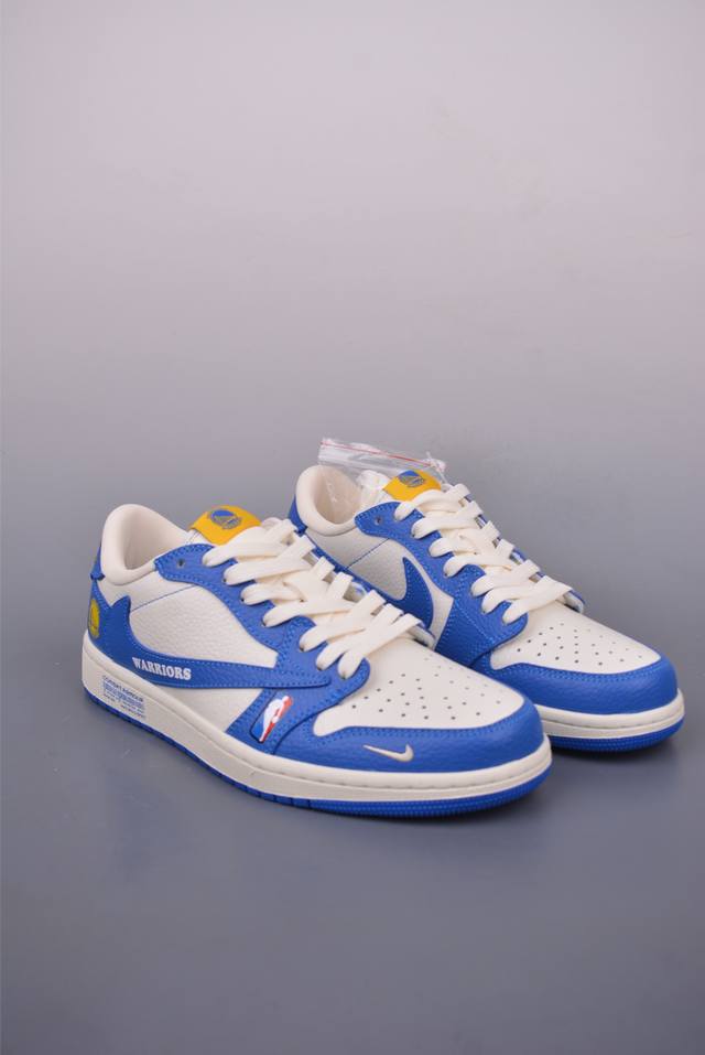 fragment X Travis Scott X Nba air Jordan 1 Low 三方联名倒钩 全新的三方联名低帮倒钩鞋面延续了黑脚趾设计 整双鞋以