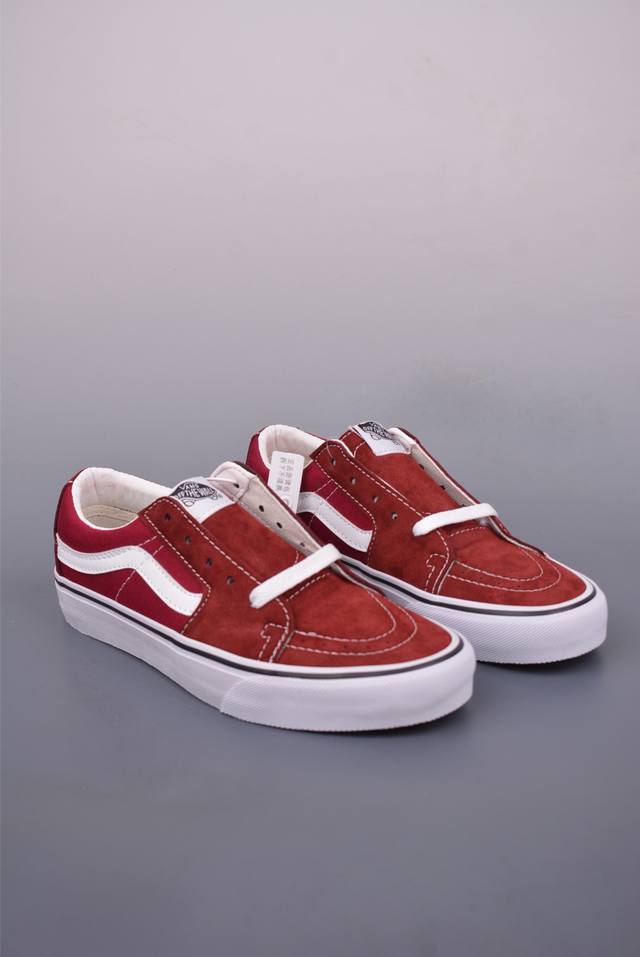 vans Sk8-Low 酒红 全新一代 低帮硫化帆布鞋 该鞋款以白线勾勒出整体造型效果 酒红帆布鞋面打造整体鞋身 以Sk8-Low鞋身为蓝本 风格极具辨识度