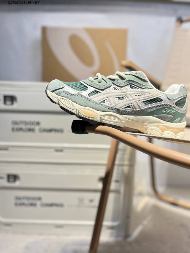 asics Gel-Nyc亚瑟士经典跑鞋 如今机能风和户外风吹得正劲 便是主打 Urban Outdoor机能越野风格 城市和户外场景都能轻松应对 关键是跑鞋的
