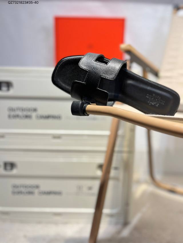 hermes Footwear Woman 爱马仕 礼装 拖鞋 黑白等多色万年经典爱马士 女神标配 度假 居家 必备 东莞原厂真皮大底平底拖鞋 度假搭配神器 最