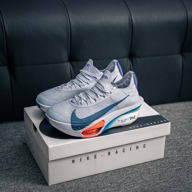 核心私 nike Air Zoom Alphafly Next% 整体采用前作的设计语言 并且对后者的细节进行升级 马拉松和长距离路跑的性能极限设计而生 货号
