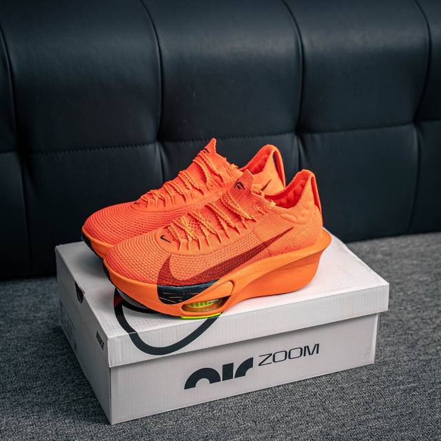 核心私 nike Air Zoom Alphafly Next% 整体采用前作的设计语言 并且对后者的细节进行升级 马拉松和长距离路跑的性能极限设计而生 货号