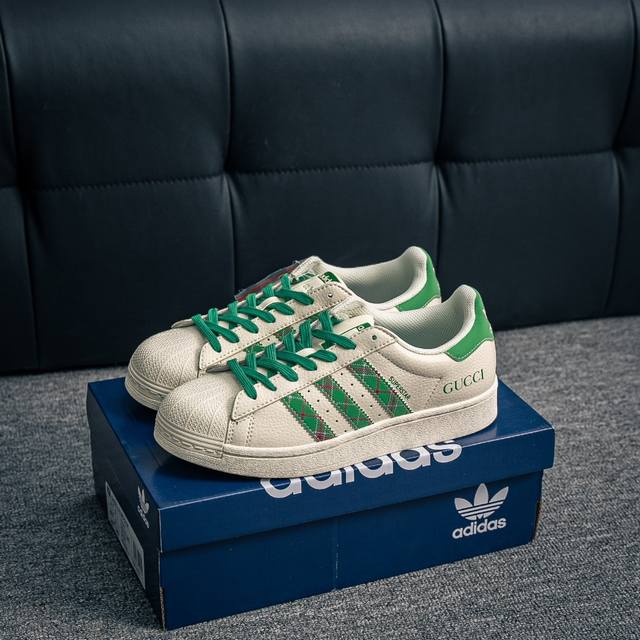 核心私 adidas Originals Gazelle Indoor 三叶草复古防滑耐磨低帮板鞋 鞋款采用柔软的绒面革和耐用的皮革衬里融合在橡胶外底上 货号