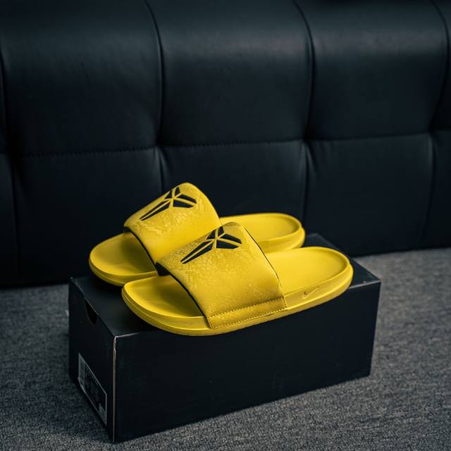 核心私 nike Kobe Offcourt Slide 科比道奇专属配色休闲拖鞋 #道奇队标志性的白色为主色调 鞋面上凸起且醒目的白色科比标志 彰显着独特韵味
