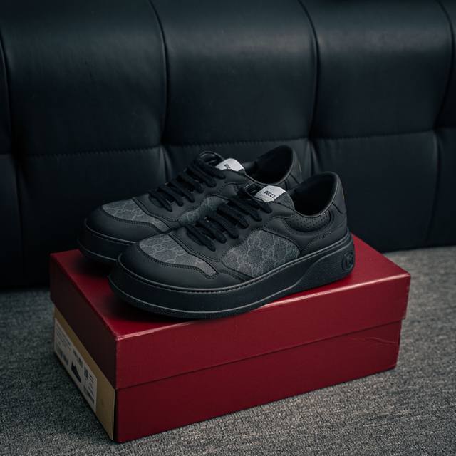 核心私 gucci Screener Gg High-Top Sneaker古驰饼干鞋 运动休闲鞋系列 全套专柜包装物及配件 这款运动鞋采用厚底结构 巧妙运用外