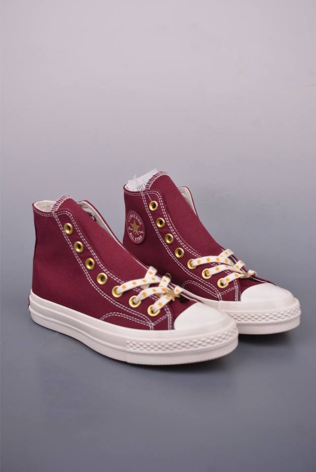 converse Chuck 1970S 星星鞋 匡威官方新款 经典70S鞋身搭配金色星星元素鞋带 后跟星星印花点缀与之相呼应 鞋带孔和内侧立体Logo的金色描