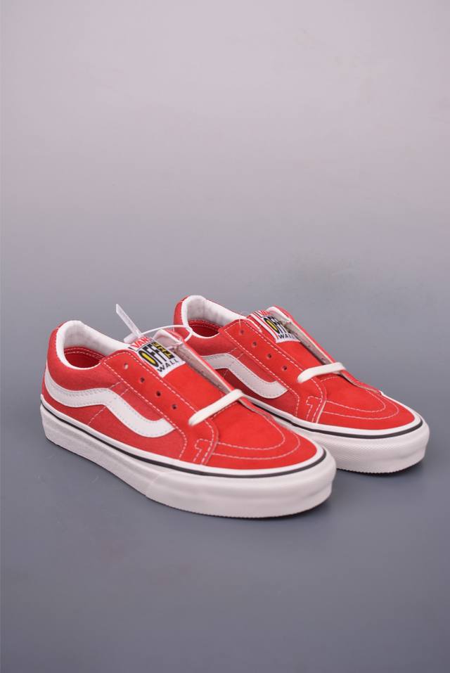 vans Sk8-Low 红白 全新一代 低帮硫化帆布鞋 该鞋款以白线勾勒出整体造型效果 红色帆布鞋面打造整体鞋身 以Sk8-Low鞋身为蓝本 风格极具辨识度
