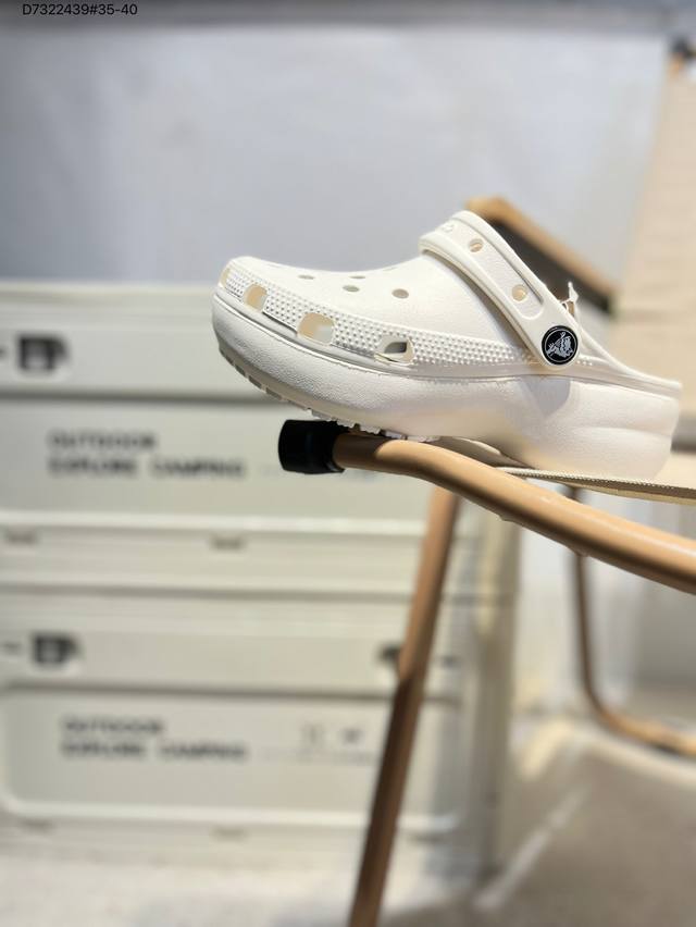 crocs 卡骆驰 Eva 舒适轻便 洞洞鞋 凉鞋 拖鞋 时尚撞色设计 充满活力的全新系列 同时拥有复古条纹与经典Logo标志 可调节后跟带 放前面变成惬意舒适