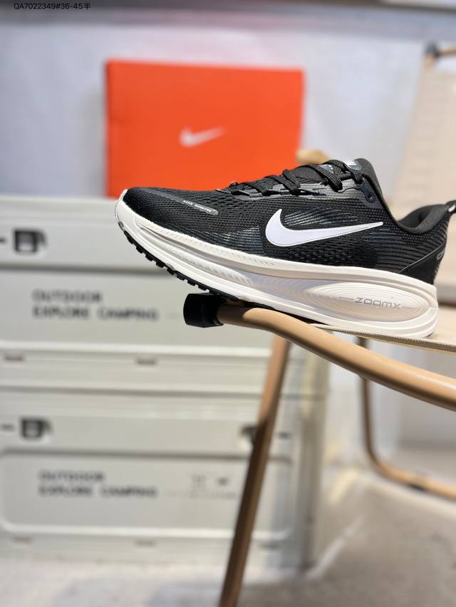 nike Vomero 18 耐克 舒适减震防滑 低帮跑步鞋 全掌Reactx泡绵中底 前掌和后跟还配备了Air Zoom气垫单元 据说跑起来更快更舒适哦 这次