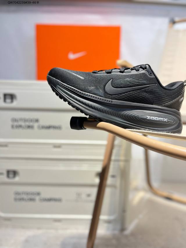 nike Vomero 18 耐克 舒适减震防滑 低帮跑步鞋 全掌Reactx泡绵中底 前掌和后跟还配备了Air Zoom气垫单元 据说跑起来更快更舒适哦 这次