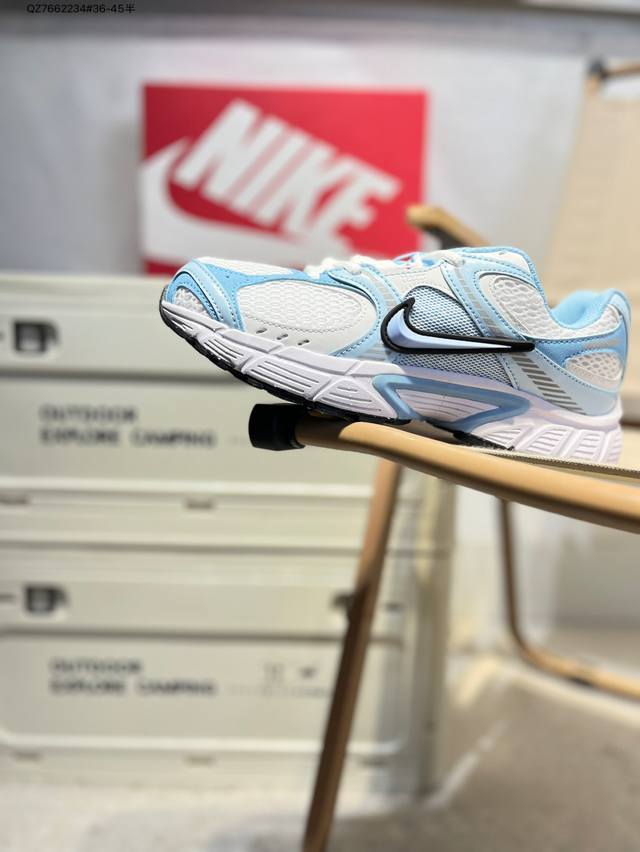 nike V5 Rnr 舒适百搭防滑耐磨 低帮跑步鞋 舒适有型适合日常穿着该鞋款延续千禧年经典设计搭载泡绵中底厚实而轻盈匠心细节巧搭立体耐克勾标志焕新演绎复古跑