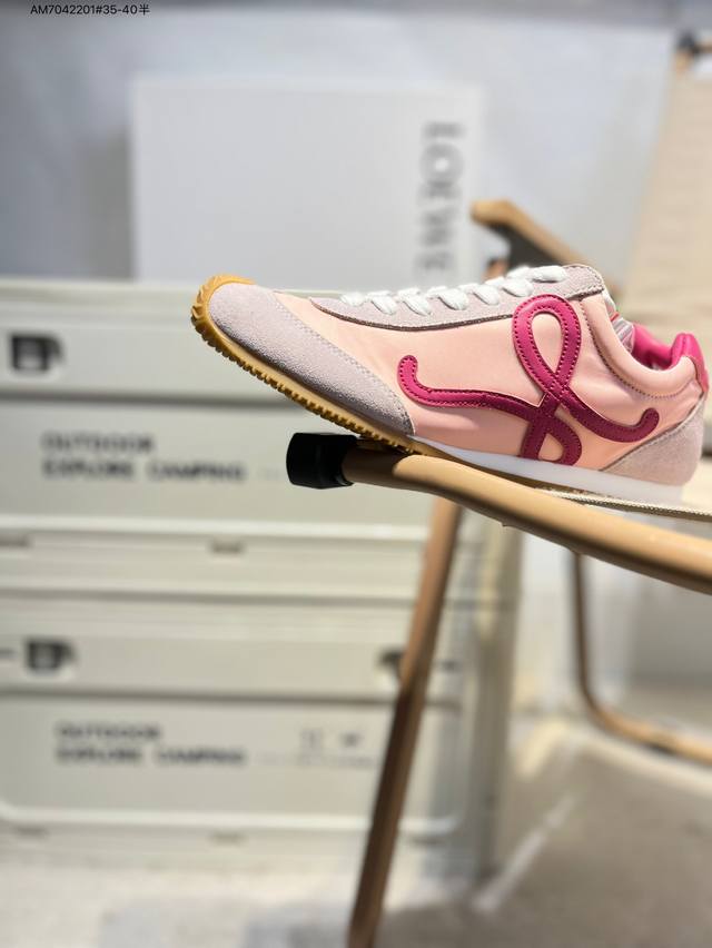 loewe罗意威 Ballet Runner 小牛皮 圆头系带 低帮 生活休闲鞋 罗意威全新版大头运动鞋Ballet Runner 以其独特的设计和舒适度赢得了