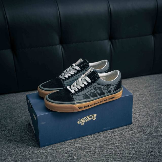 核心私 冲浪文化与街头艺术的私语 vans Hanai 联名系列 黑白主调复古插画 如海风翻起的报纸 带着20世纪胶片感 踩中当下街头节奏 货号 Vno00Os