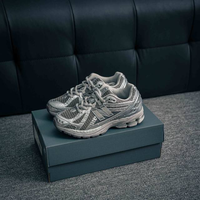 核心私 new Balance 1906系列 休闲鞋 #采用轻质牛剖革拼接透气网眼衬垫织物鞋面材质 T-Beam大底提供足步弓支撑 保持步态稳定 后跟搭载外露缓