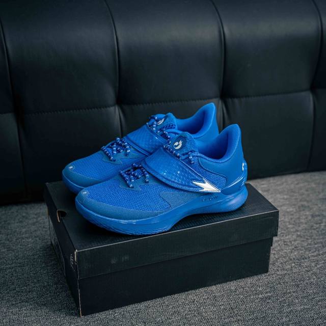 核心私 under Armour Curry Fox 1 库里 福克斯 狐狸一代低帮篮球鞋 轻盈的纺织鞋面 舒适耐穿且富有支撑力 有助于提高舒适性与贴合度 橡胶