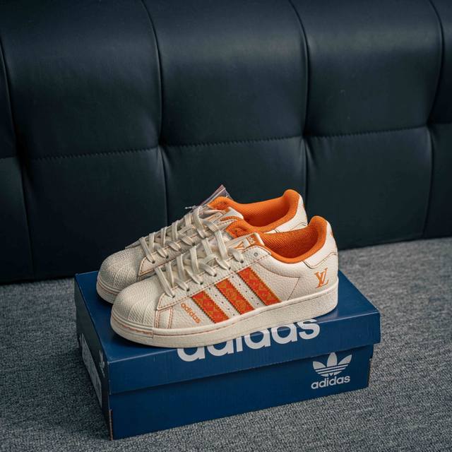 核心私 adidas Originals Gazelle Indoor 三叶草复古防滑耐磨低帮板鞋 鞋款采用柔软的绒面革和耐用的皮革衬里融合在橡胶外底上 货号