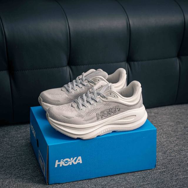 核心私 hoka M Bondi 9全新配色 这个品牌来自于新西兰的毛利语 Hoka表示大地 One One表示飞越 连起来就是飞越地平线 One One不是读