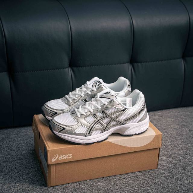 核心私 asics Gel-1130舒适运动防滑耐磨低帮休闲跑步鞋 在透气和防滑方面也是很出色 有前掌透气网布加上鞋底X型纹路增强了透气性和地面抓地力 跑起来也