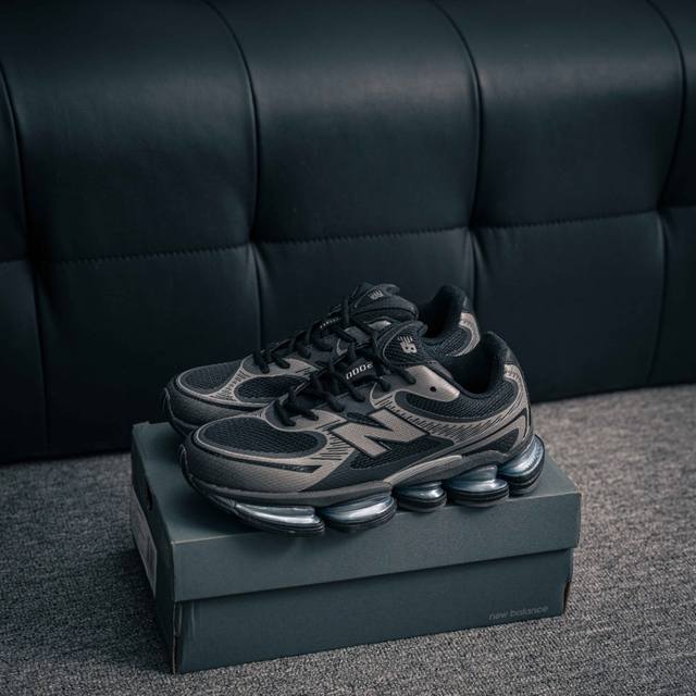 核心私 new Balance 新百伦 Nb 0 网面休闲鞋 复古还要机能 Nb官方重磅新品 一款融合复古设计与现代科技的跑鞋 以其经典的造型和舒适脚感 成为2