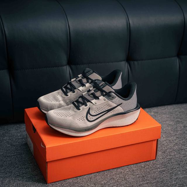 核心私 nike Quest 6极速6代网面透气 时尚休闲跑步鞋 简约高科技设计采用多层材料 为双足带来凉爽感受和稳固体验时尚鞋面搭配中足包覆设计 提供稳固贴合